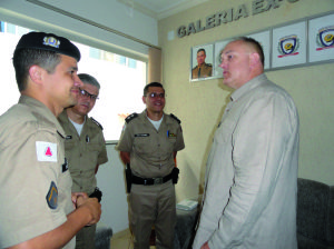 Soldado que atuou na Guerra do Iraque visita Polícia Militar de Caratinga