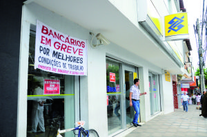 Nos últimos anos, bancários da Caixa e BB de Caratinga têm aderido ao movimento grevista (foto: Arquivo DIÁRIO)