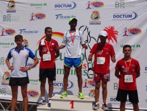 Corrida de rua 'Circuito das Palmeiras' reúne mais de 400 atletas