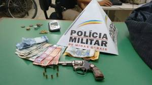 Dinheiro, arma, munições e celular apreendidos pela PM (foto: Rádio Cidade)