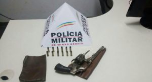 Arma e munições foram encontradas dentro de uma bolsa