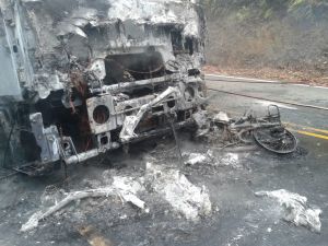 Caminhão e moto pegaram fogo com o impacto da colisão