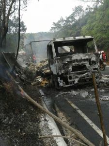 Veículos tiveram perda total, assim como a carga transportada (Foto: Jornal Regional)