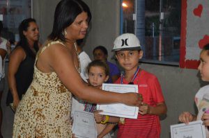 Diretora da Escola entrega certificado ao aluno