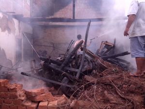 Moradores usaram mangueiras para extinguir as chamas
