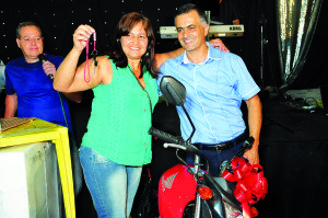 Presidente Silas entrega a chave da moto para Imaculada 
