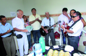 Grupo de Folia de Ubaporanga ganha instrumentos musicais