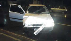 Um ocupante do automóvel ficou ferido (foto: Jornal Regional)