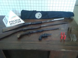 Armas apreendidas pela PM. Parte foi encontrada na casa de um dos suspeitos
