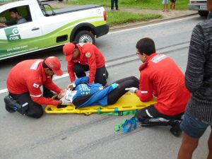 Motociclista sofreu escoriações nos braços e nas pernas