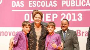 Os irmãos gêmeos Matheus e Maurício, estudantes de Inhapim, repetem o feito de 2013, quando receberam as medalhas das mãos da presidente Dilma Rousseff (foto: Arquivo Pessoal)