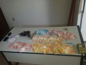 Todo dinheiro roubado foi recuperado (Foto: Janaína Gonçalves)