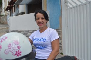 Ruteléia Neves Dias está feliz com o asfaltamento