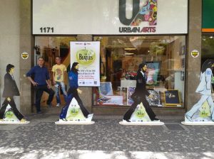 Na porta da galeria, Camilo e o diretor da Urban Arts BH, Léo Salvo