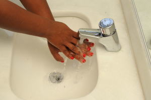 Lavar as mãos antes e após o preparo de alimentos é uma das medidas muito importantes