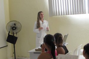 Doutora Fernanda Zata durante palestra para gestantes