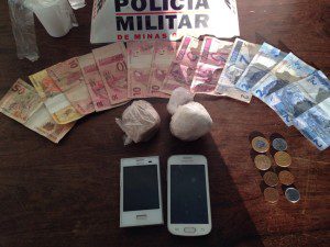 Droga, dinheiro e celulares encontrados com os suspeitos 