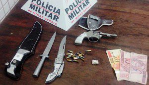 Arma, munições e dinheiro encontrados com os acusados