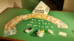Drogas e dinheiro apreendidos durante a abordagem policial