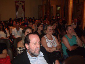 Público participa do debate, em destaque o advogado Salatiel Ferreira Lúcio 