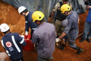 Corpo de trabalhador foi retirado a dois metros de profundidade (foto: Wesley Rodrigues/Diário do Aço)