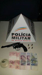 Revólver, munições e dinheiro encontrados com o suspeito