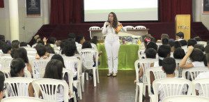 Professora Brunela Demoner fala para os alunos da Escola Professor Jairo Grossi