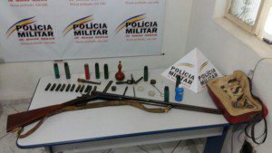 Cartucheira, pólvora e cartuchos apreendidos em Santa Rita de Minas