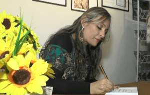 Autora, Thereza Rodrigues, em momento de autógrafo