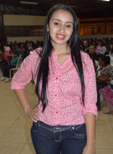 Formanda do curso de corte e costura, Letícia Santana Bispo de Oliveira