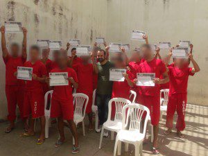 Vinicius junto dos detentos que receberam os certificados