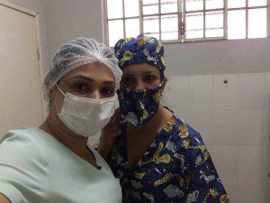 As veterinárias Alessandra Sayegh e Clara Romanzotti realizaram trabalho voluntariamente 