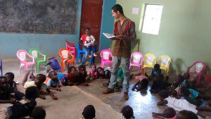 Crianças atentas ouvindo a evangelização feita por Felipe