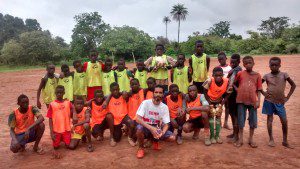 Felipe joga futebol com crianças de uma aldeia na região de Bissau (foto: Arquivo Pessoal)