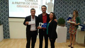 Lucas Silveira recebeu o prêmio acompanhado de seus familiares