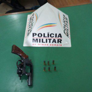 Revólver e munições apreendidos na casa de Edenésio