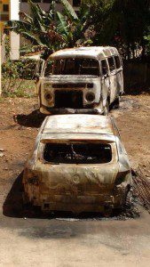 Carros incendiados em Piedade de Caratinga (foto: Portal Caparaó) 