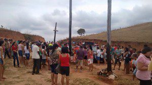 Católicos seguiram em procissão até o Cruzeiro de Dom Modesto (Foto: Adélia Soares)