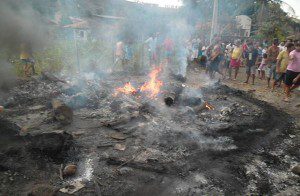 Moradores queimaram pneus e madeira, impedindo o fluxo de veículos (foto: Zaqueu Ferreira)