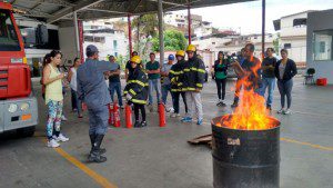 Funcionários aprendem como conter as chamas