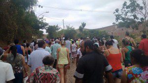 As súplicas se estendiam ao pedido de chuvas, de modo a aliviar a série crise hídrica enfrentada pelo município (Foto: Adélia Soares)