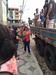 Moradores de Valadares recebem água da Escola Rios do Saber (Foto: Whatsapp)