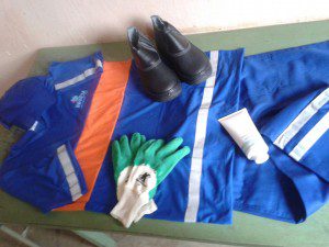 Kit contém uniforme, luva, boné, bota e protetor solar