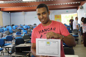 Emanuel recebeu um certificado da Superintendência Regional de Ensino de Caratinga