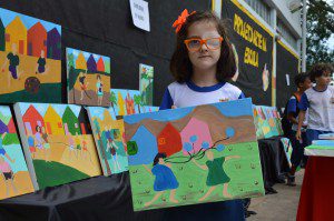 Estudantes de escola municipal expõem trabalhos sobre o pintor Ivan Cruz