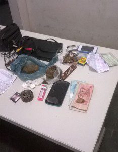 Drogas, celulares, dinheiro e videogame apreendidos com os suspeitos