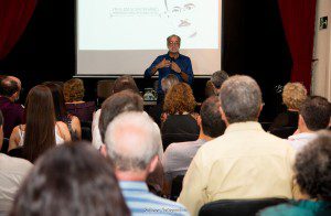 Professor Cláudio Leitão fala aos convidados (Foto: Salazar Fotografias)