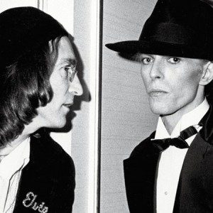 Ao lado de John Lennon, com quem compôs ‘Fame’