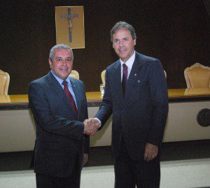 Presidente empossado desembargador Maurício Soares recebe cumprimentos do ex-presidente da Amagis desembargador Herbert Carneiro (foto: Ascon Amagis)