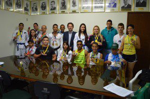 Atletas que receberam o benefício em 2015 durante solenidade com o prefeito Marco Antônio (foto: Arquivo)